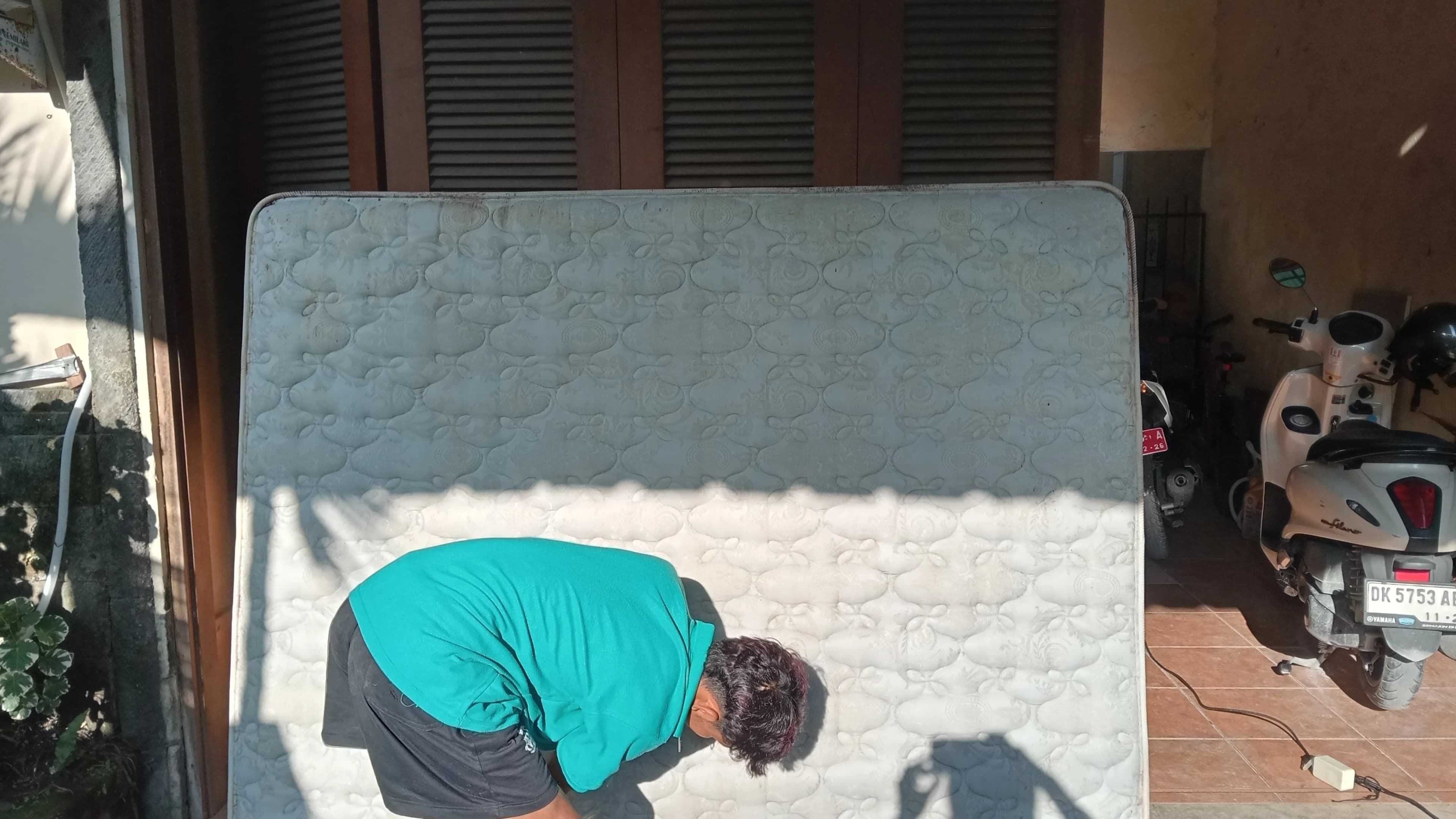 Cover: Jasa Cuci Springbed di Bali — Bebas Tungau & Kutu Busuk Panggilan